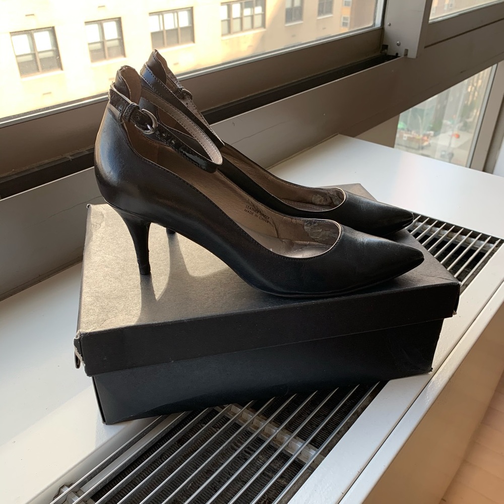 Move out sale Tahari leather Hadley kitten heels